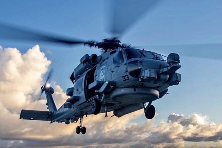 美方近期陸續終止不屬「不對稱戰力」範疇的對台軍售，第一個中箭落馬的就是MH-60R反潛直升機（圖），以及E-2D預警機。圖／取自美國海軍官網