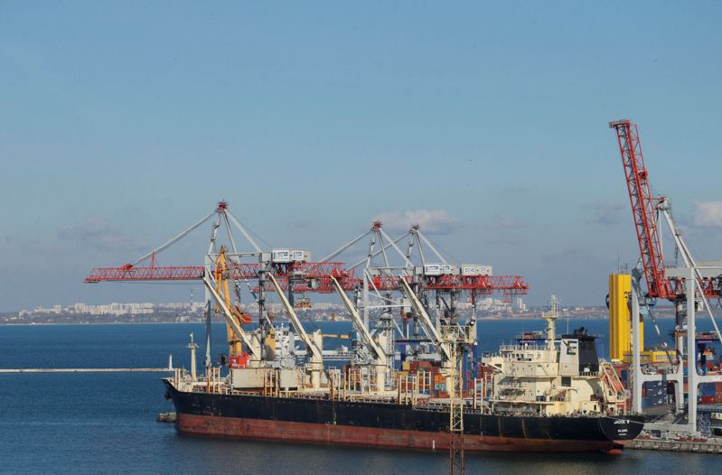 一艘貨船2016年11月停泊在烏克蘭黑海沿岸城市敖德薩港口。路透
