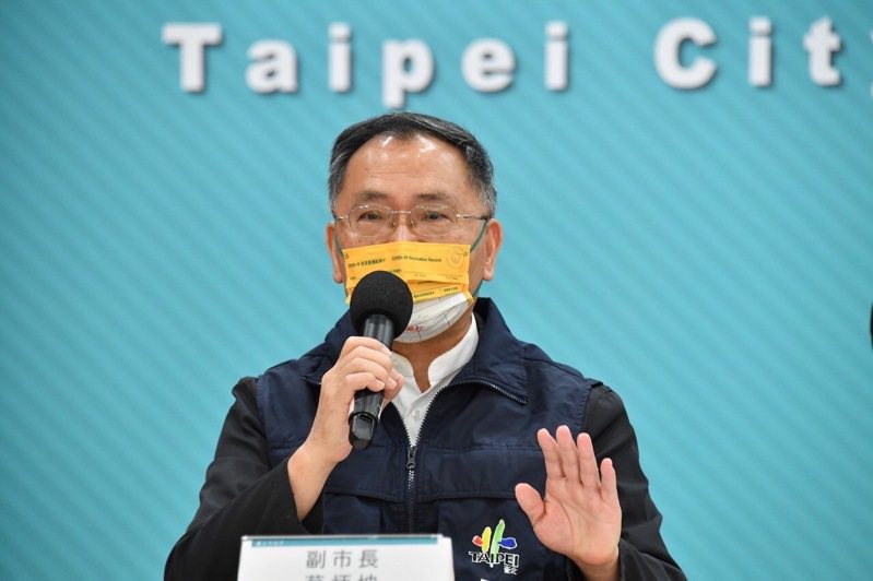 明後2天就是國中會考日，台北市副市長蔡炳坤說，目前採取5大措施，包括實名制、全程戴口罩、不陪考、教室維持通風、防疫隔板用餐。圖／北市府提供