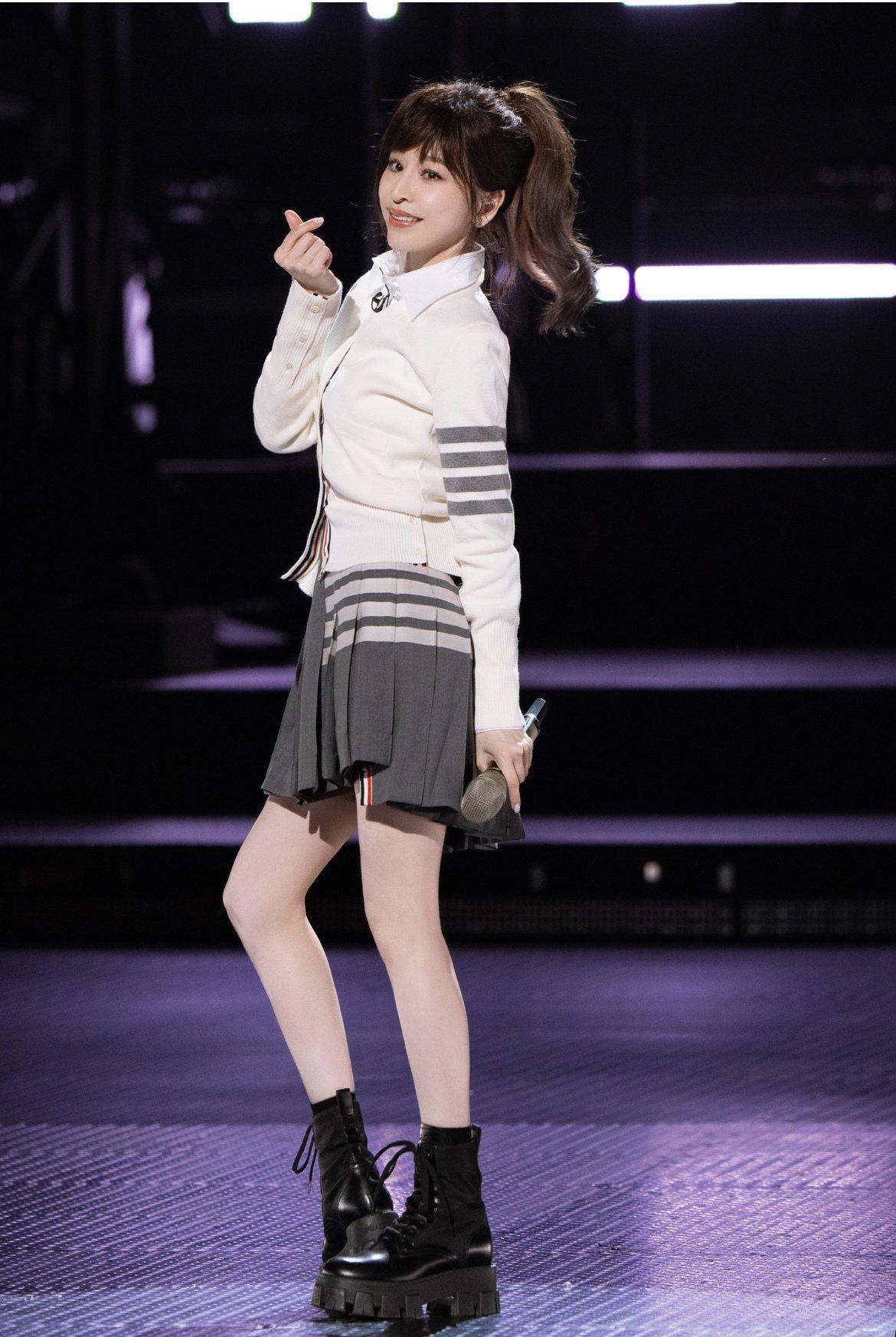 王心凌在第3季「乘風破浪的姐姐」初舞台重披制服戰袍，唱跳經典歌曲「愛你」。圖／芒果TV提供