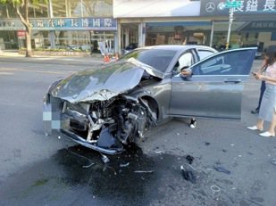 BMW 7 Series和30年福特馬路相撞　車頭撞凹全毀了