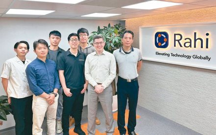 瑞技數據中心邀請數據中心專家廖雷丹（Daniel James）（右二）加入團隊，右一為台灣技術服務總監林正忠。瑞技／提供