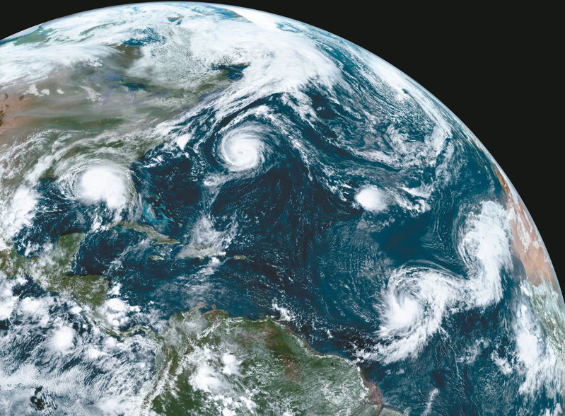 美國「國家海洋暨大氣總署」提供的照片顯示北美洲東海岸同時有四個颶風在運作。最新研究解釋工廠和汽車排放的廢氣為何導致大西洋更多的颶風，太平洋則較少。（紐約時報）