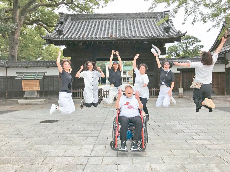 黃郁雯會挑選輪椅友善的國家帶外婆出遊，此為日本名古屋。圖／黃郁雯提供