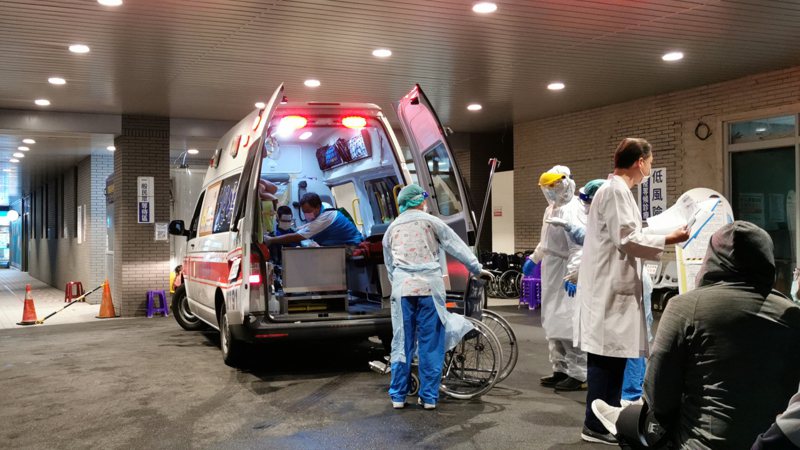 9歲男童因為確診發高燒，晚間由救護車送醫急救。記者卜敏正／攝影