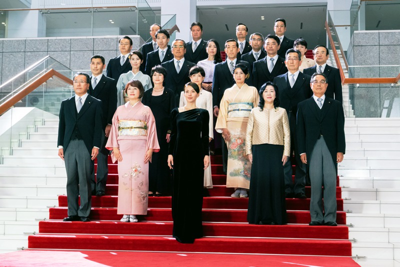 新片《第一人夫》假設日本出現首位女首相，組閣大合照。圖／Catchplay提供