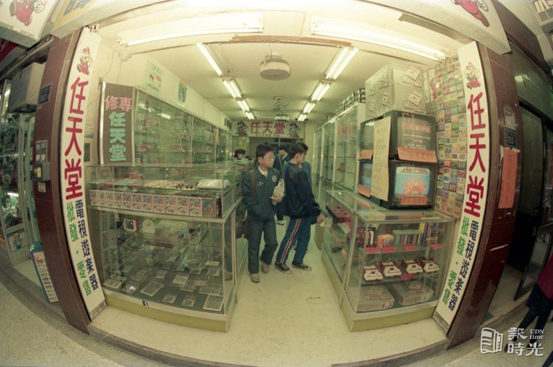 任天堂電視遊樂器販售店。日期：1988/3/1 圖／林少岩 攝影、來源：聯合報