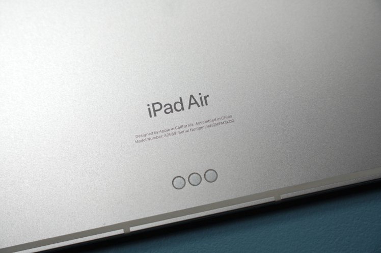 與前一代相比，除了顏色不同之外，也首度印上了iPad Air字樣。記者黃筱晴／攝...
