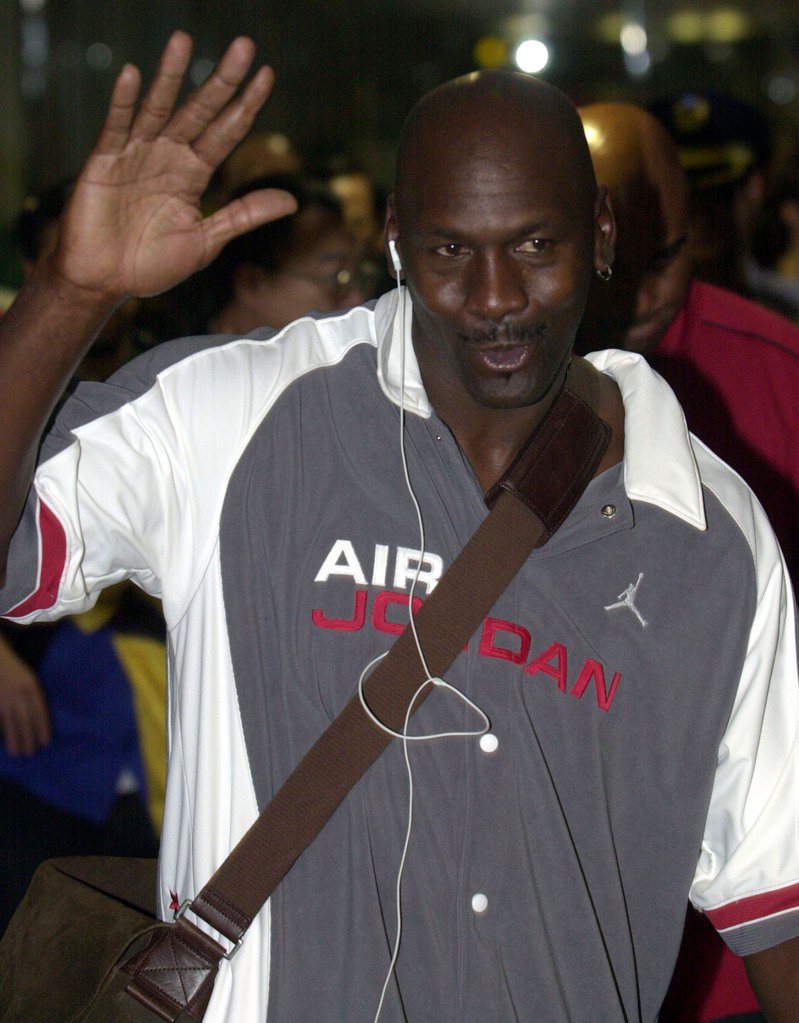 2004年5月21日，「籃球之神」喬丹傍晚搭私人飛機抵台，他一下飛機向台灣球迷親切致意。 圖／聯合報系資料照片　　　　　　　　　　
