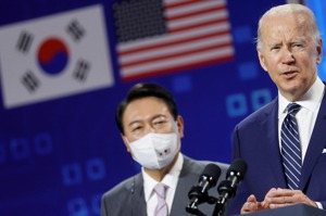 對南韓尹錫悅（左）政府來說，美國總統拜登（右）此次訪韓，第一優先還是回到如何對北韓政策，與美方協調立場。路透