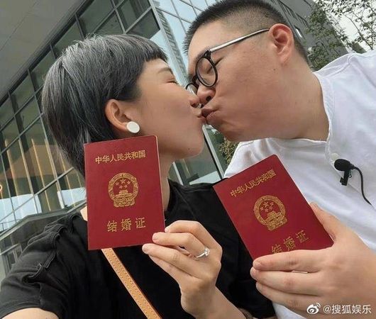 郝劭文(右)與新婚妻子林寧瑞嘟嘴親吻。圖／摘自微博