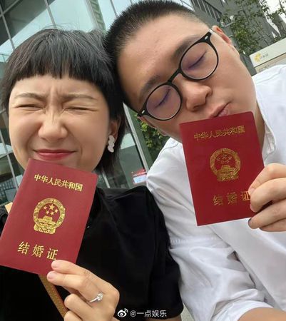 郝劭文(右)與新婚妻子林寧瑞開心秀出紅色小本，證實已在大陸領證結婚。圖／摘自微博