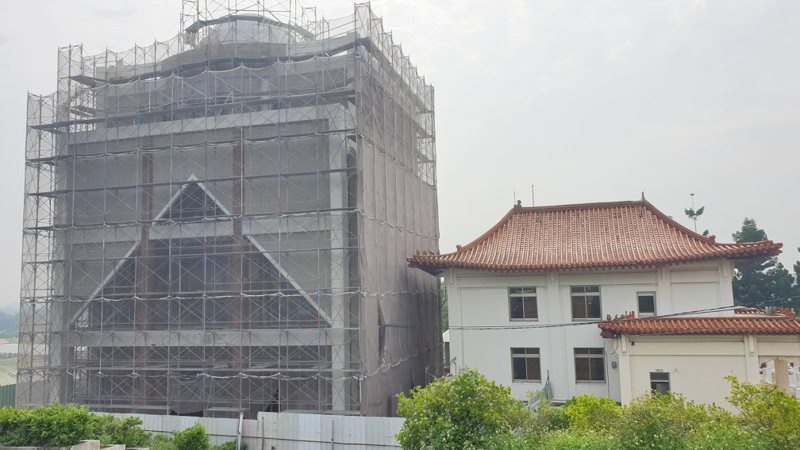 嘉義市立殯葬管理所將無主納骨堂修建成第二納骨堂（左）將增加７千個塔位服務市民。記者李宗祐／攝影
