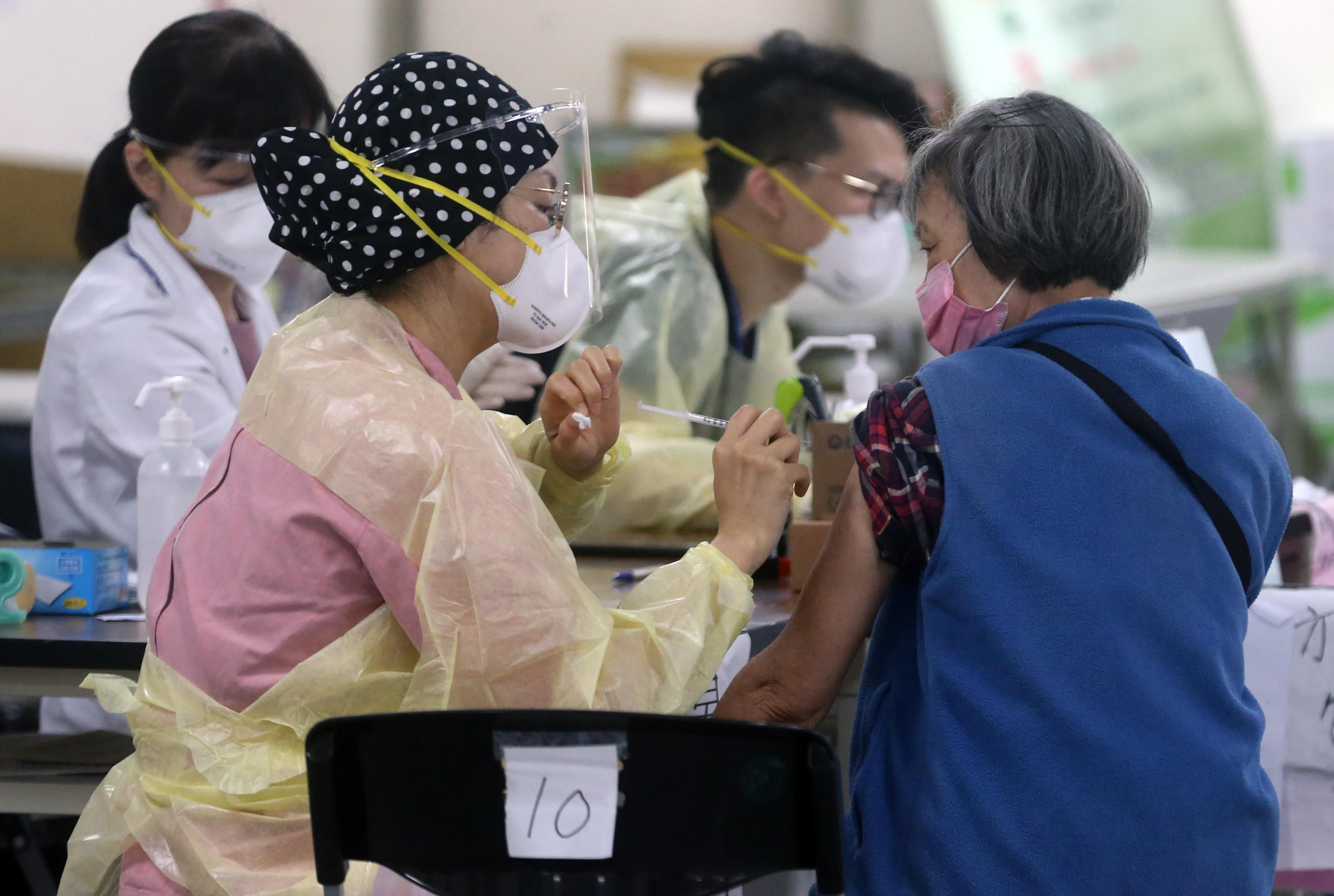 台灣第四劑疫苗已正式開打。美國與香港的該研究都發現，若接種過新冠疫苗，感染Omicron並痊癒，將可獲得目前最好的免疫效果。記者胡經周／攝影