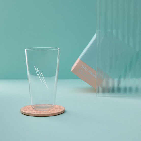 台電人孔蓋杯墊與玻璃杯套組，另款玻璃杯則以台電 LOGO 中的獨有閃電元素設計。...