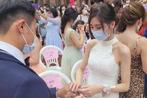 新冠肺炎疫情席捲全球逾2年，去年國內結婚對數寫下近10年新低，對少子化的台灣無疑是雪上加霜，圖為去年基隆市民聯合婚禮。圖／聯合報系資料照片