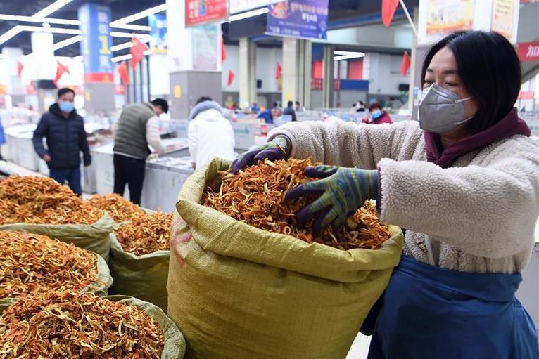 大陸「千金藤」價格近日飆漲，圖為安徽亳州中藥材市場。新華社