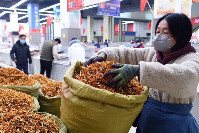 大陸「千金藤」價格近日飆漲，圖為安徽亳州中藥材市場。新華社