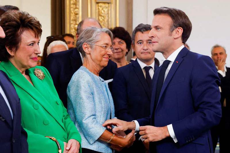 法國總統馬克宏（右）連任宣誓就職時，柏恩（左二）還是勞動部長。法新社