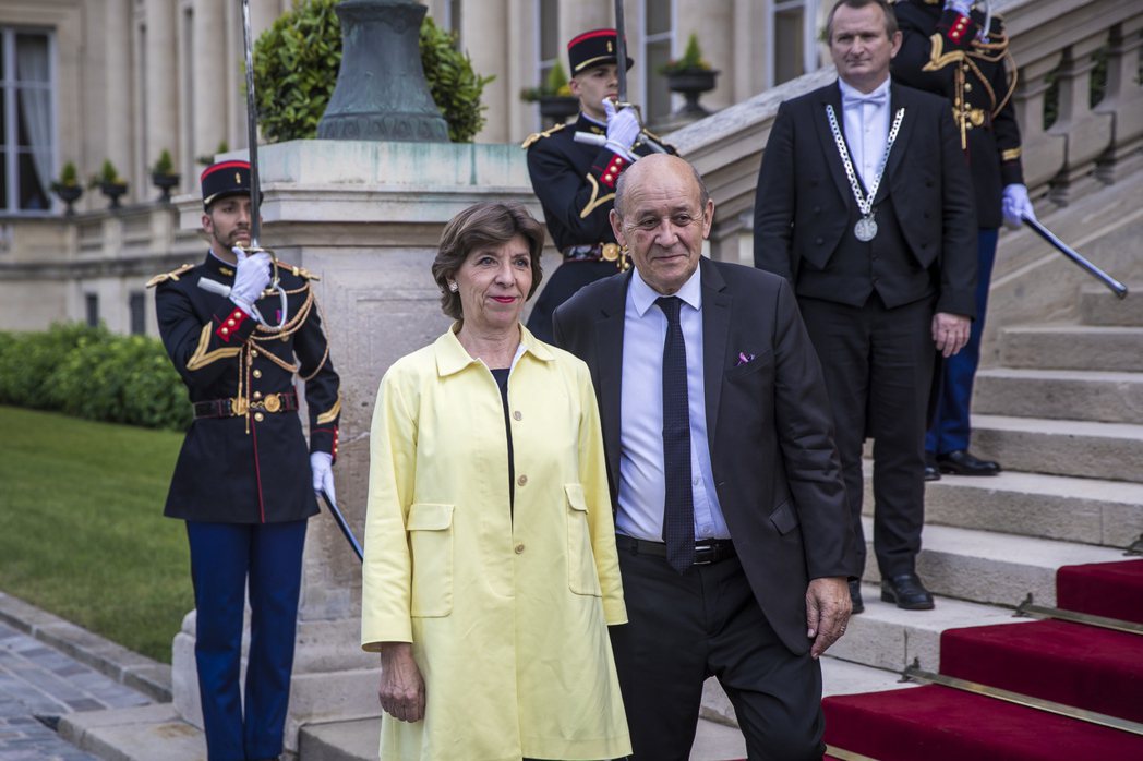 曾任法國駐歐洲各國大使的凱瑟琳．科隆納（左）接任勒德里安（中右）成為法國外長。歐...
