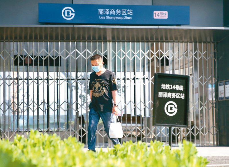 北京昨再升級防疫管控，海淀、朝陽等五個行政區實行居家辦公，涉及千萬人，逾百個地鐵站封閉和數百條公車路線繞道或停駛。（中新社）