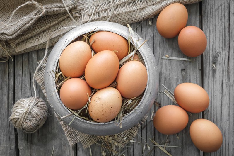 雞蛋的等級單純與蛋殼外觀有關，僅表示蛋黃和蛋白外觀良好，標章與安全性、無汙染或雞的品質並無關聯。 示意圖／ingimage