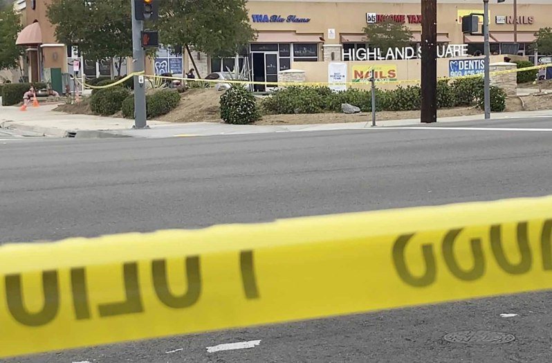 加州警方21日在聖伯納汀諾郡東高地大道一處購物中心拉上封鎖線，調查槍擊命案。（美聯社）