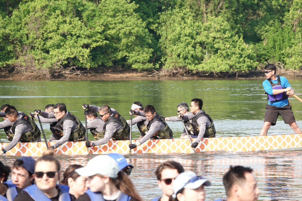 華府龍舟賽21日在波多馬克河再度舉行，吸引數百人參賽。華盛頓記者張文馨／攝影