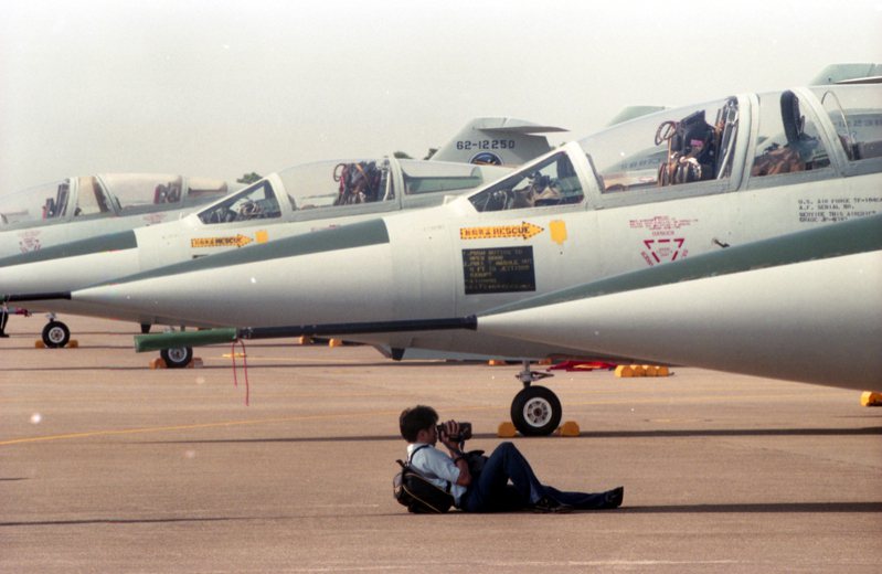 1998年5月22日，「空軍F-104星式戰鬥機除役典禮」，民眾拍攝F-104戰機最後身影。圖／聯合報系資料照片