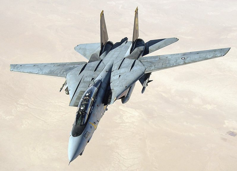 與空中加油機會合的F-14，可變翼後掠角降至最小，以利慢速飛行。圖／美國海軍檔案照
