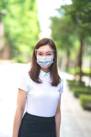 鴻海創辦人郭台銘的夫人曾馨瑩，推薦蛾眼科技防護「眼罩」。夏普/提供