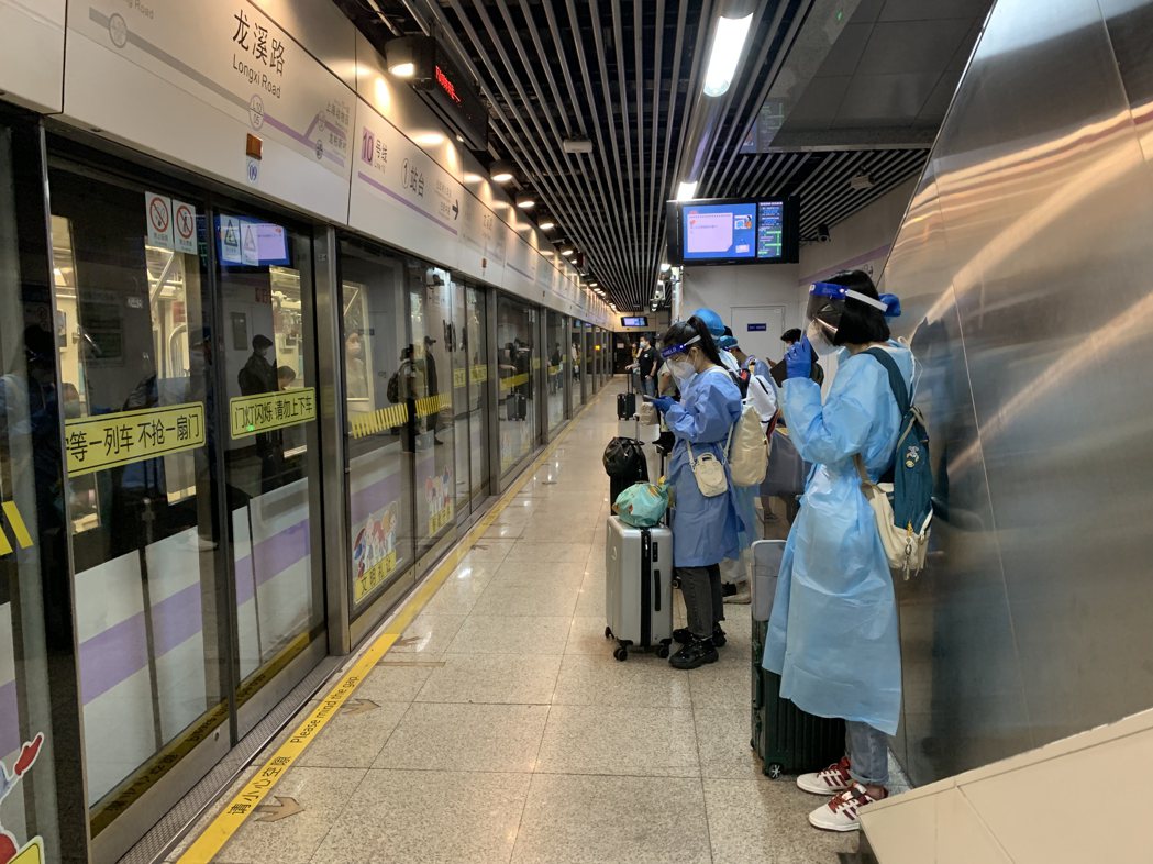 準備搭乘上海地鐵十號線的乘客都帶著大大小小的行李準備離開上海。（澎湃新聞）