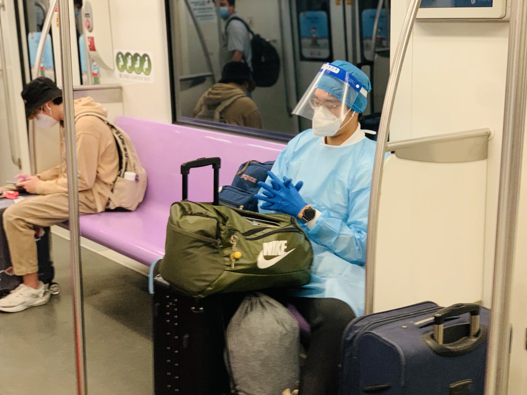 上海地鐵十號線上的乘客帶著大大小小的行李準備離開上海。（澎湃新聞）