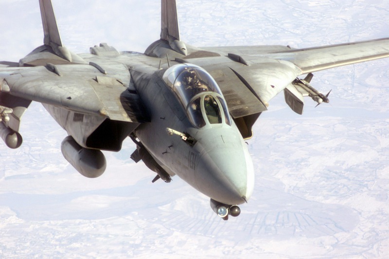 預備接受空中加油的F-14，受油管由座艙右前方伸出。圖／美國海軍檔案照