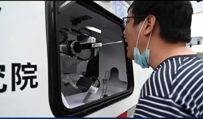上海開發核酸自動採樣機器人，受檢者只要靠近採樣機器人就可以成功完成採樣。（澎湃新聞）