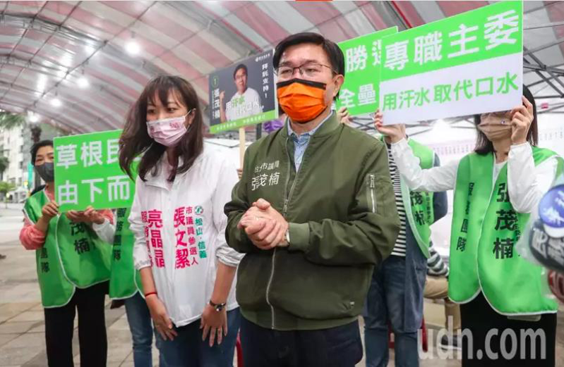 台北市議員張茂楠（右）當選台北市黨部主委，他在女兒張文潔（左）的陪同下受訪，他表示這是個重擔，他的責任就是要讓市長勝選、議員全壘打，盼能光復睽違24年的首都市長。記者余承翰／攝影