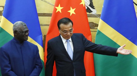 索羅門群島總理蘇嘉瓦瑞（左）和中國大陸總理李克強。（美聯社）