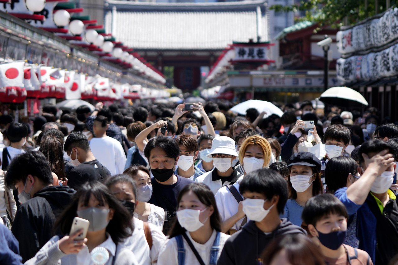 遊客4日戴口罩參觀東京淺草寺。（美聯社）