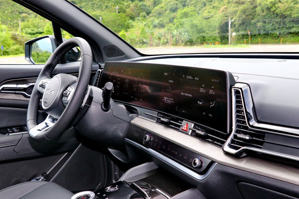 雙12.3吋曲面螢幕打造媲美豪華車的科技質感。 記者陳威任／攝影