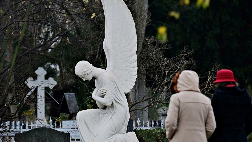 德國柏林一處墓園裡，紀念已逝之人的十字架墓碑和展翅天使石像。 圖／法新社