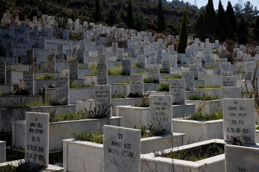 土耳其西南地區亞塔甘（Yatagan）附近墓園裡，嶄新的墓碑。 圖／路透社