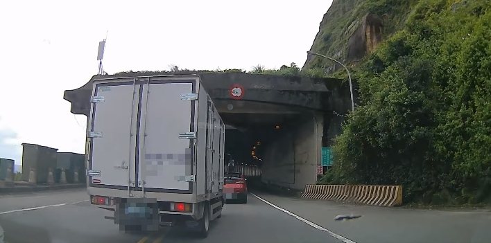 一名網友分享「貨車違規超車」影片，許多人看了直呼「太危險了」。圖擷自臉書「爆怨2公社」