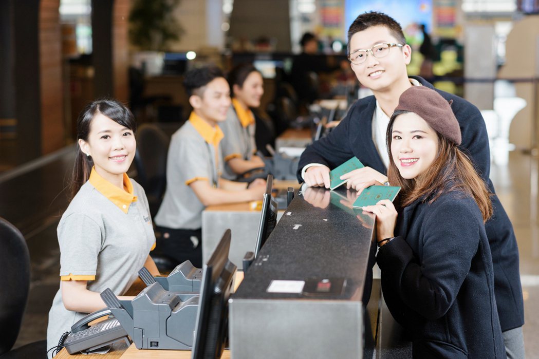 台灣虎航地勤人員為旅客提供便利且親切的機場報到、登機作業及旅客諮詢等服務。