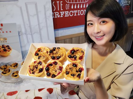 肯德基推出全新「莓果奶酥撻」。記者陳睿中/攝影
