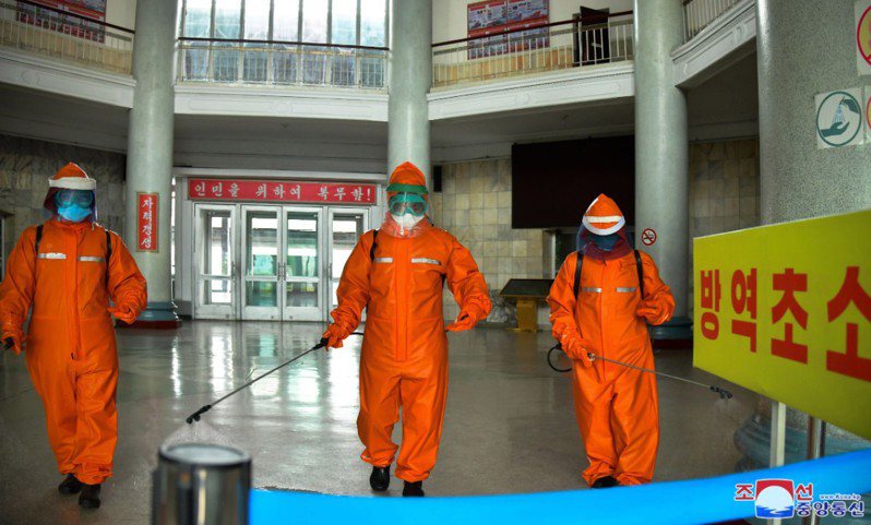 圖為北韓防疫人員正在消毒平壤車站遏止疫情傳播。歐新社