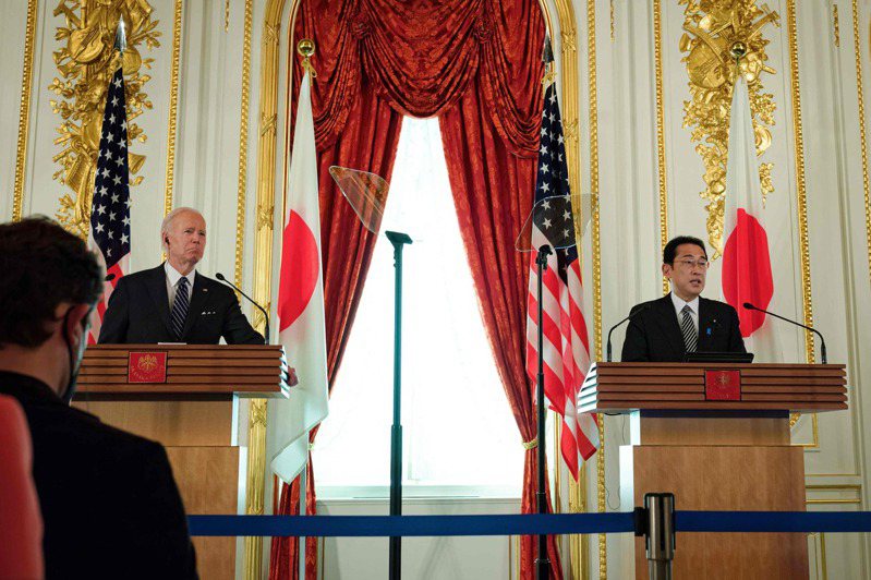 日本首相岸田文雄（右）與美國總統拜登（左）共同出席聯合記者會。法新社