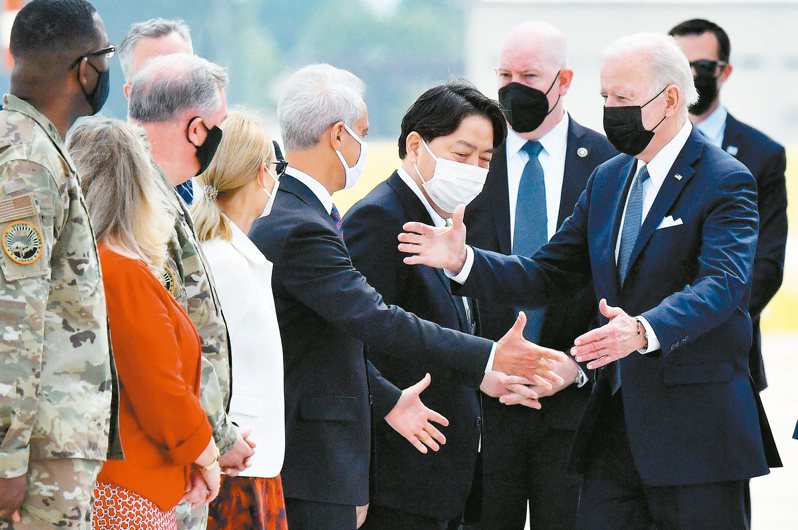 美國總統拜登（前排右一）廿二日搭乘空軍一號專機抵達日本橫田美軍空軍基地，日本外相林芳正與美國駐日大使伊曼紐（前排右二、右三）到場接機。（法新社）