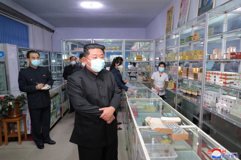 北韓官媒今年5月16日發表影片片段顯示，北韓領導人金正恩戴著兩個口罩參訪首都平壤藥局。路透