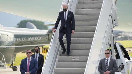 美國總統拜登昨天自南韓搭乘空軍一號專機飛抵美軍的橫田空軍基地，展開在日本訪行。 美聯社