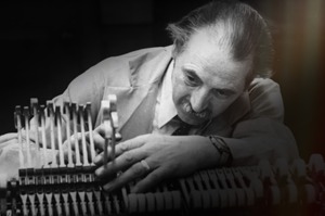 曾擔任史坦威公司首席音樂會技師的莫爾，3月28日以94歲高齡辭世。圖／取自YouTube影音